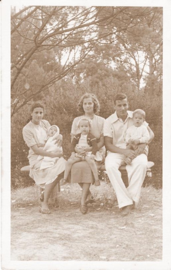 Raquel Blanco Hughes con su esposo Jorge y sus tres hijos mayores; MarÃ­a, Jorge y Raquel
